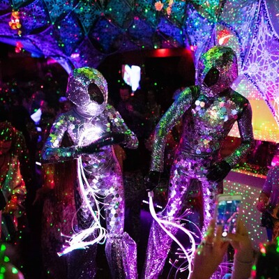 mirror dancers on stilts for large corporate events and parties in mallorca